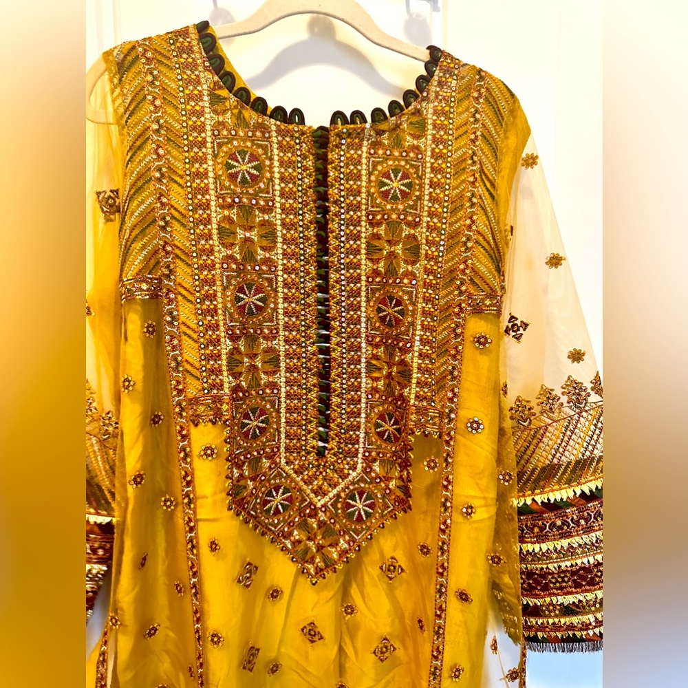 Jazmin  yellow outfit